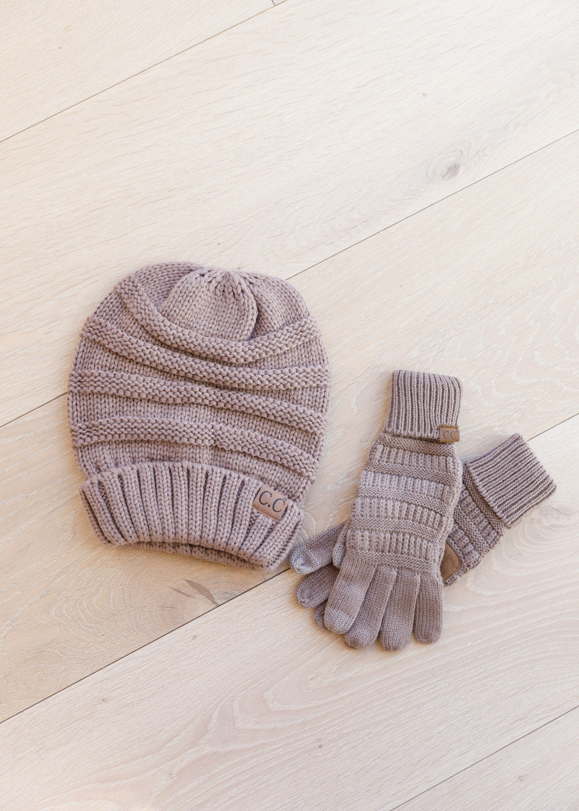 Got You Covered Knit Gloves In Taupe